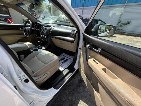 Used 2012 Kia Sorento FWD w/ Third Row Pkg image 9
