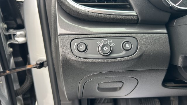 Certified 2019 Buick Encore Essence AWD/4WD image 25