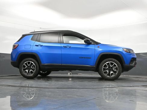 Used 2025 Jeep Compass Trailhawk AWD/4WD image 42