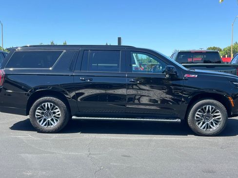 Used 2025 Chevrolet Suburban Z71 AWD/4WD image 4