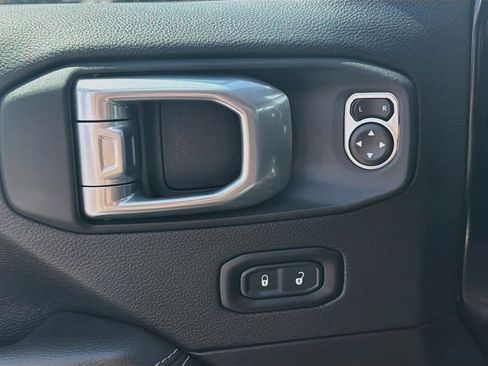Used 2022 Jeep Wrangler Unlimited Sahara AWD/4WD image 15
