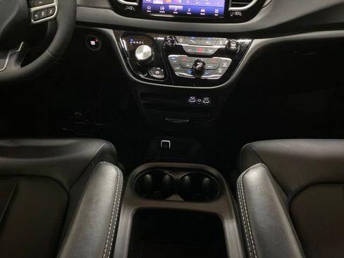 Used 2025 Chrysler Pacifica Select FWD image 14