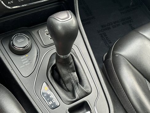 Used 2020 Jeep Cherokee Latitude Plus image 22