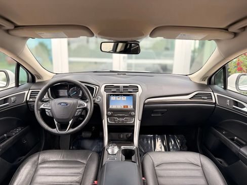 Used 2018 Ford Fusion SE w/ Equipment Group 602A FWD image 2