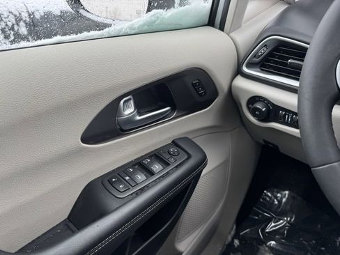 Used 2024 Chrysler Pacifica Touring-L image 30