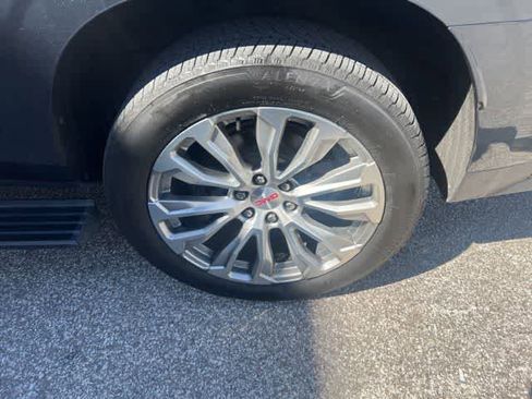 Used 2021 GMC Yukon XL Denali w/ Denali Premium Package image 9