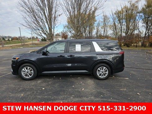 Used 2022 Kia Carnival LX image 1