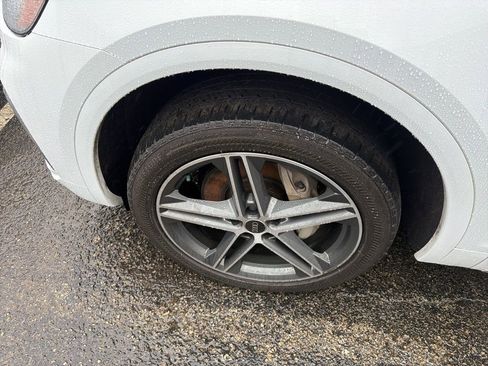 Used 2021 Audi Q5 e Premium Plus w/ Premium Plus Package image 3