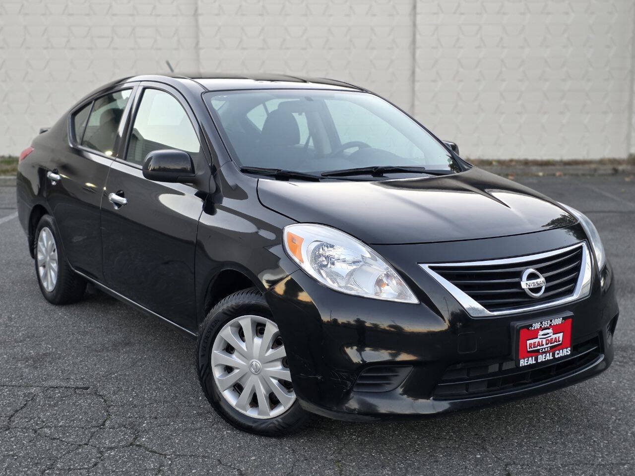 Used 2014 Nissan Versa SV FWD image 3