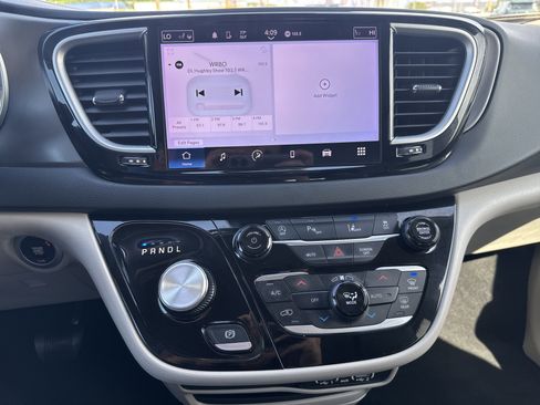 Used 2023 Chrysler Pacifica Touring-L FWD image 19