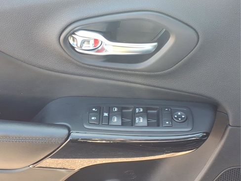 Used 2019 Jeep Cherokee Latitude Plus image 11