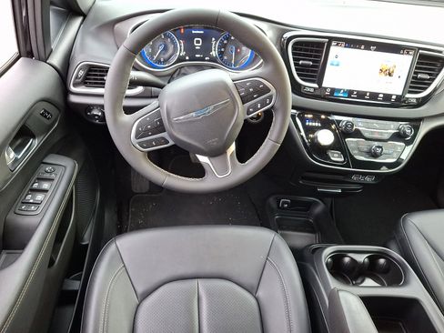 Certified 2025 Chrysler Pacifica Select image 14