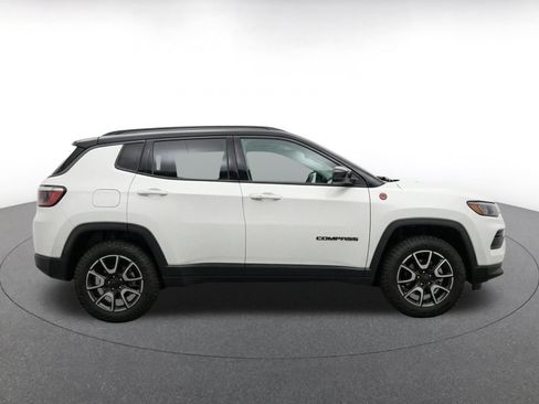 Used 2025 Jeep Compass Trailhawk AWD/4WD image 13