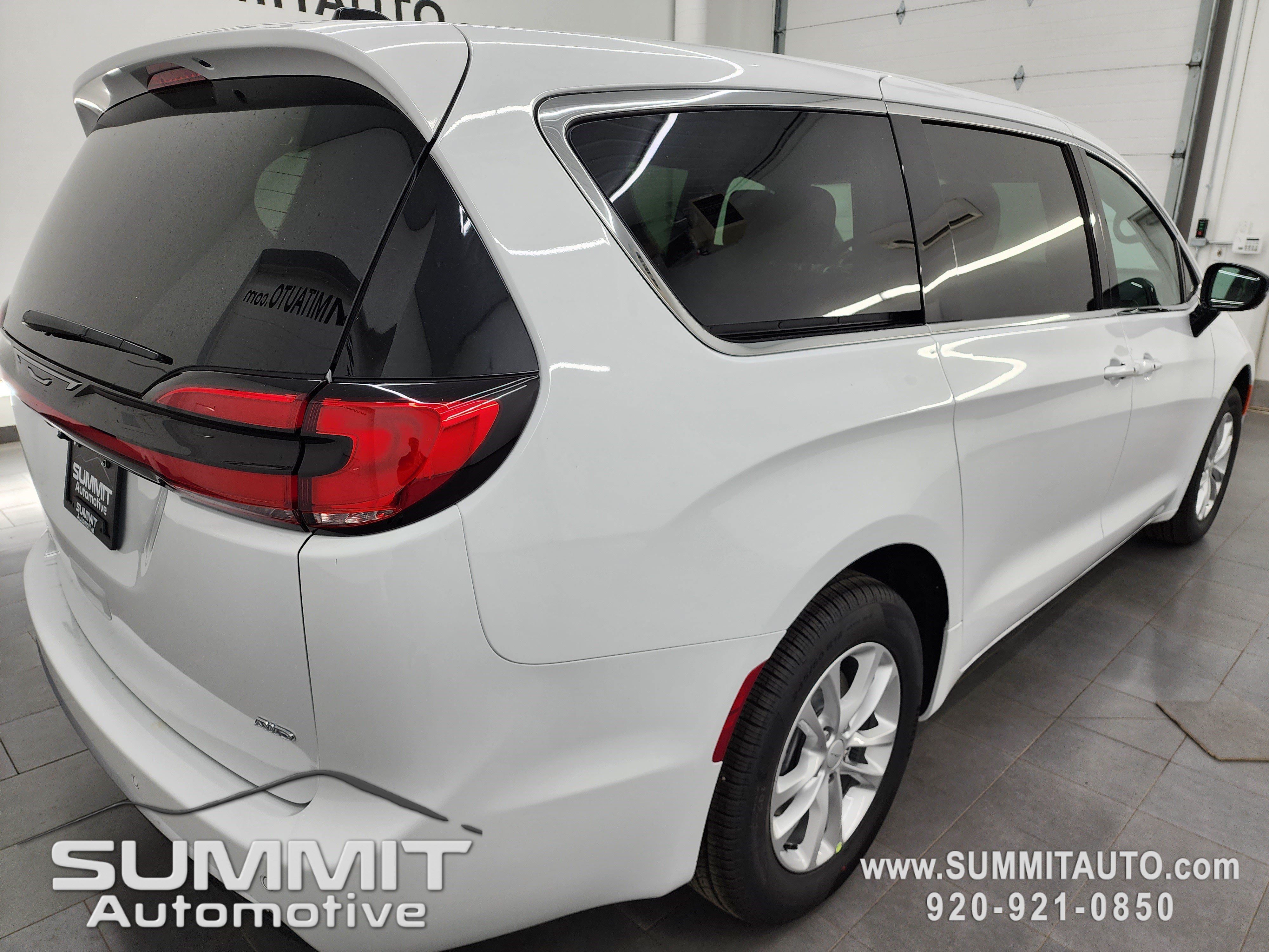 New 2027 Chrysler Pacifica Select w/ Family Tech Group AWD/4WD image 5