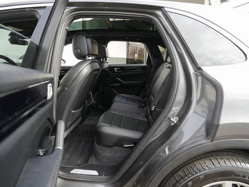 Used 2020 Porsche Cayenne image 19
