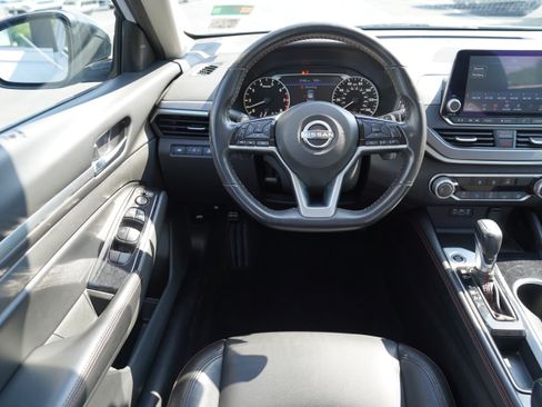 Used 2024 Nissan Altima 2.5 SR FWD image 11