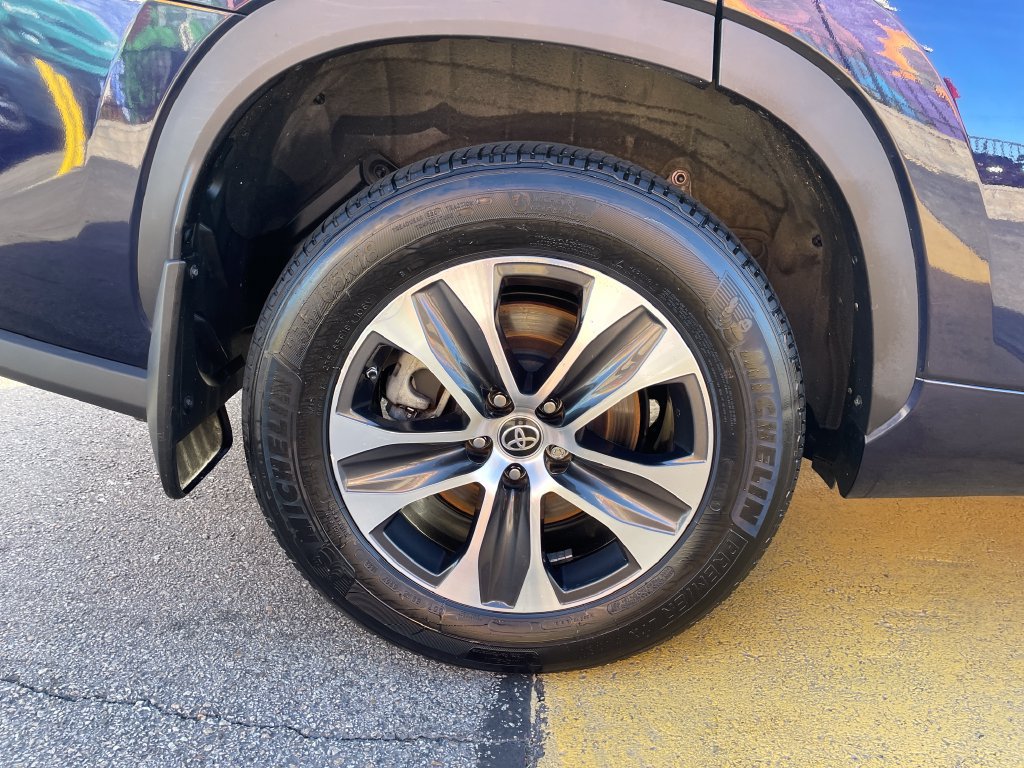 Used 2022 Toyota Highlander XLE AWD/4WD image 11
