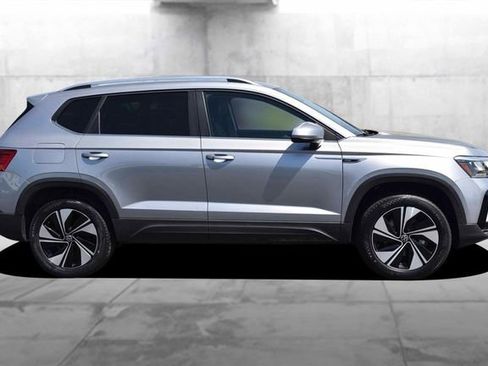 Certified 2023 Volkswagen Taos SE w/ Panoramic Sunroof Package AWD/4WD image 5
