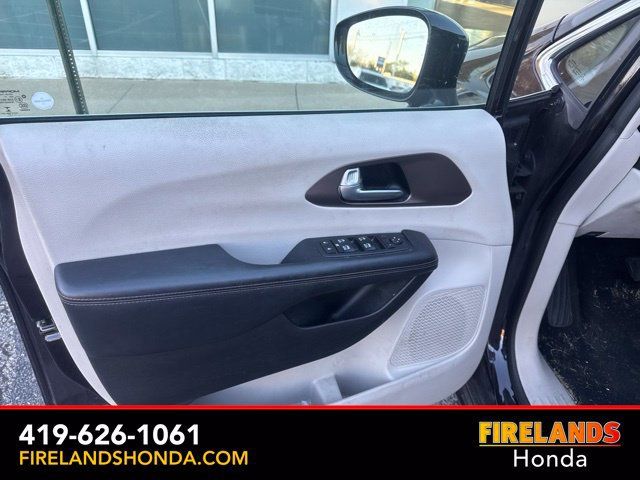 Used 2017 Chrysler Pacifica Touring-L Plus w/ Tire & Wheel Group FWD image 12