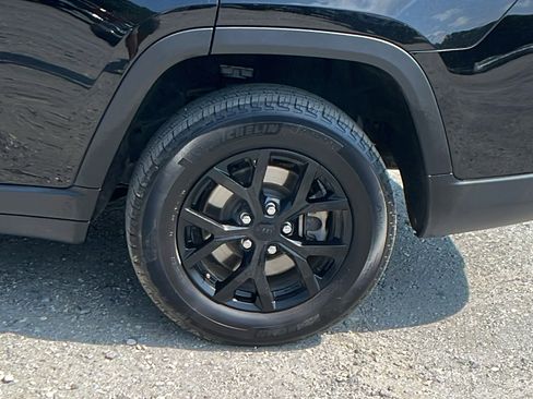 Used 2024 Jeep Grand Cherokee L Laredo image 12