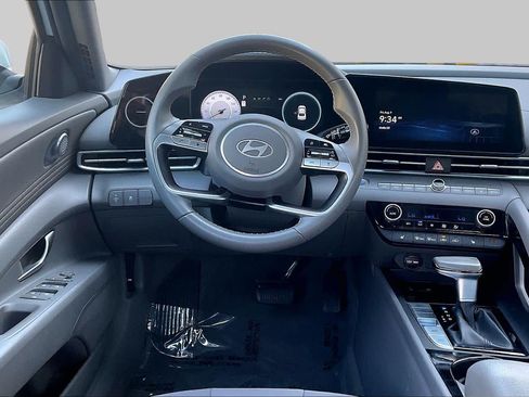 Certified 2025 Hyundai Elantra SEL FWD image 6