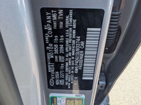 Used 2025 Hyundai Elantra Limited FWD image 36