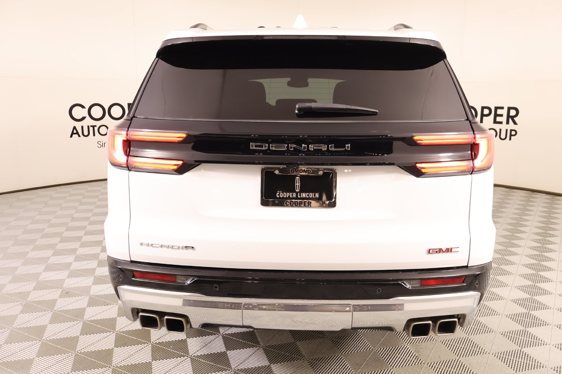 Used 2025 GMC Acadia Denali FWD image 23