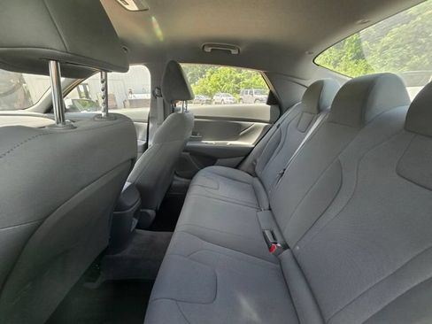 Used 2024 Hyundai Elantra SE FWD image 12