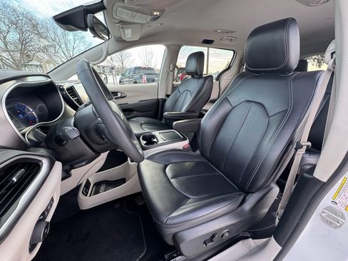 Used 2024 Chrysler Pacifica Select image 25