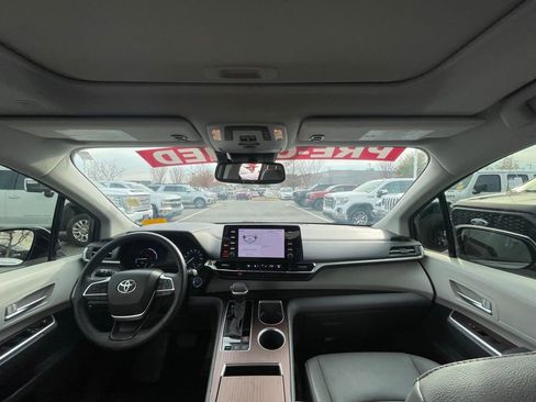 Used 2024 Toyota Sienna XLE image 27
