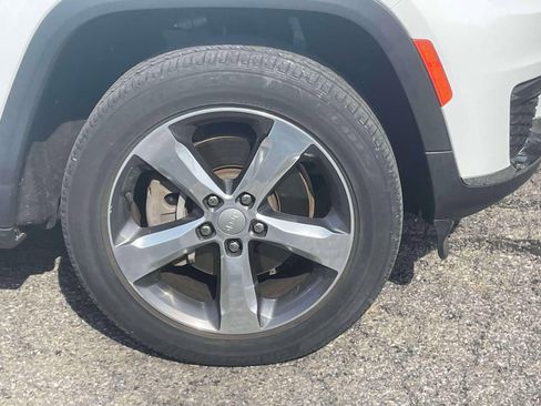 Used 2022 Jeep Grand Cherokee L Limited AWD/4WD image 9