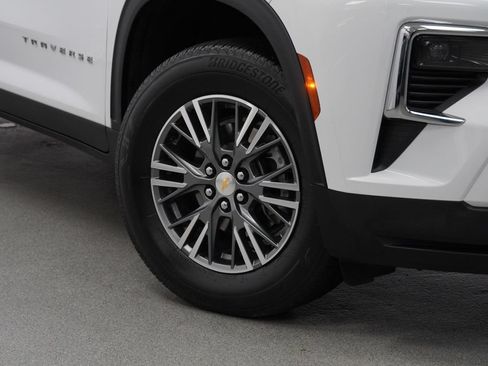Used 2024 Chevrolet Traverse LT w/ Trailering Package FWD image 10