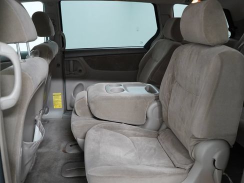 Used 2004 Toyota Sienna LE w/ LE Pkg 1 FWD image 24