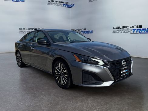 Used 2024 Nissan Altima 2.5 SV image 3
