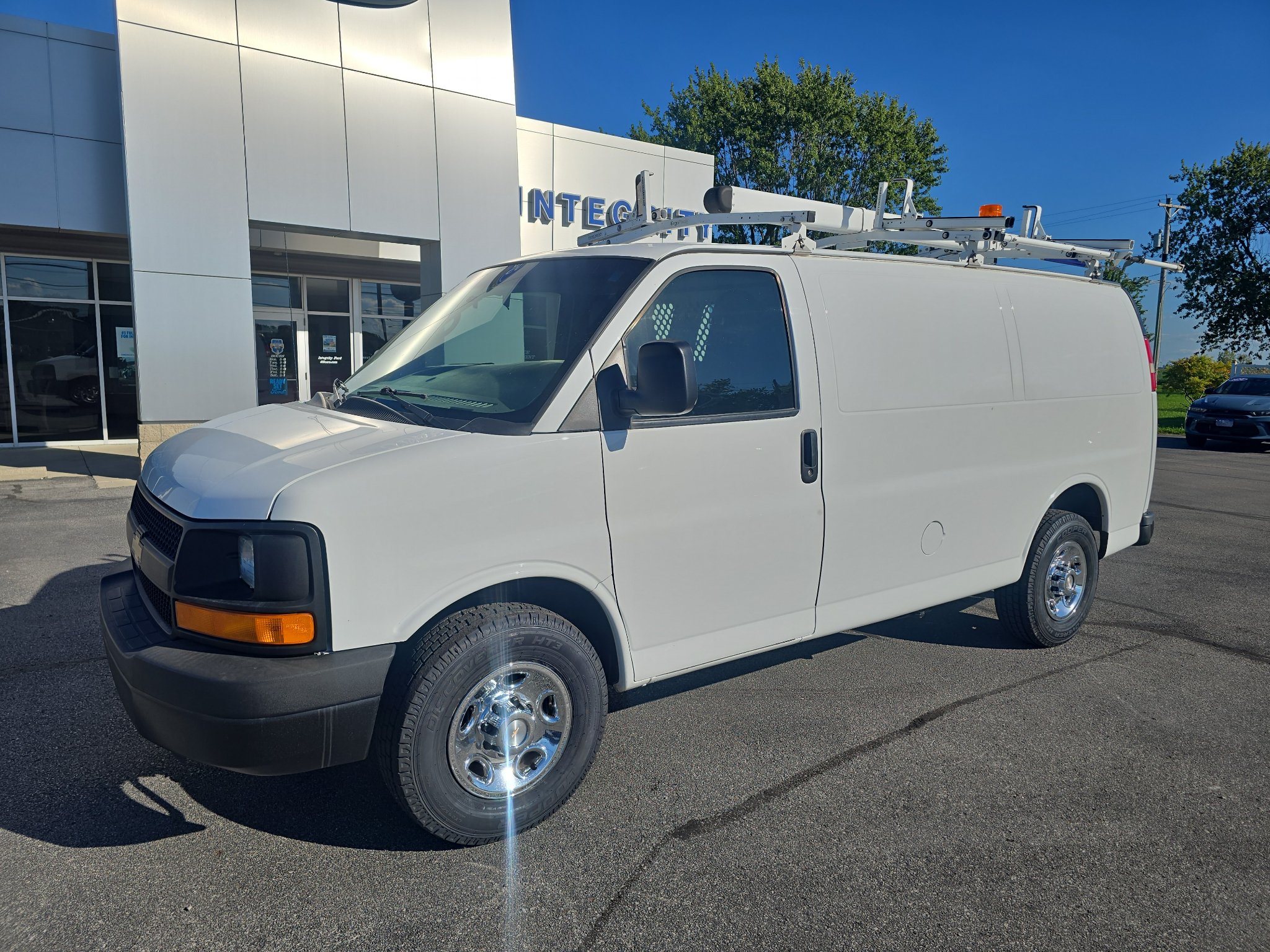Used 2015 Chevrolet Express 2500 RWD image 2