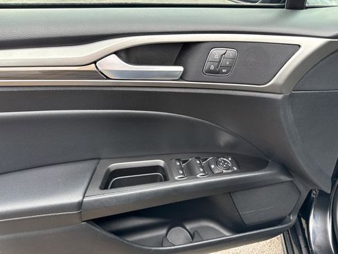 Used 2018 Ford Fusion SE w/ Fusion SE Technology Package image 12