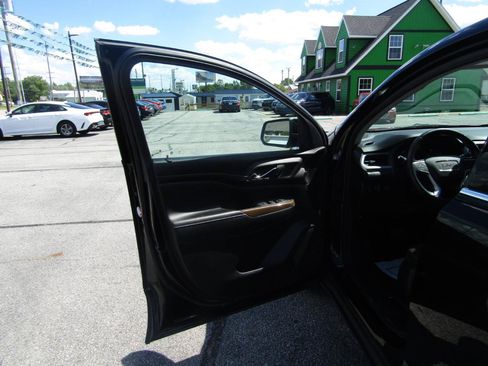 Used 2020 GMC Acadia SLE w/ LPO, Floor Liner Package FWD image 10