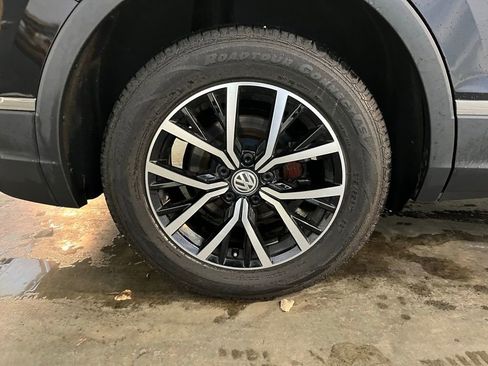 Used 2021 Volkswagen Tiguan SE w/ Panoramic Sunroof Package image 33