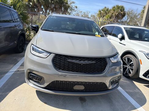 Used 2025 Chrysler Pacifica Limited image 2