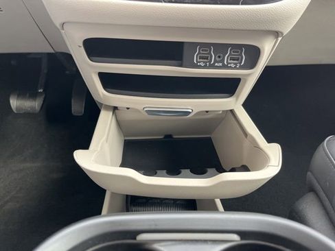 Used 2024 Chrysler Pacifica Touring-L image 34