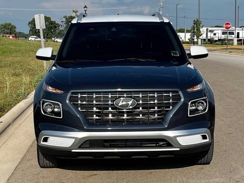 Used 2022 Hyundai Venue Limited FWD image 8