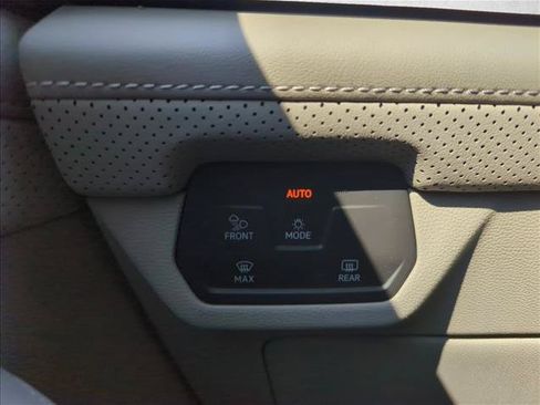 Used 2025 Volkswagen Atlas SE FWD image 19