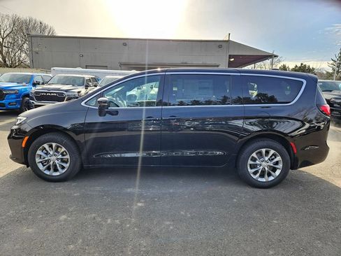 New 2026 Chrysler Pacifica Select image 4