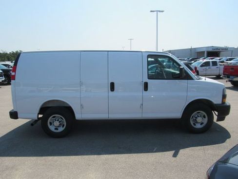 Used 2025 Chevrolet Express 2500 w/ Driver Convenience Package RWD image 3