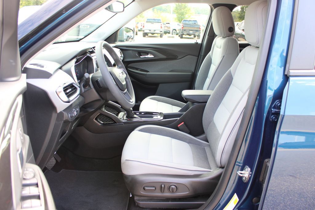 Used 2021 Chevrolet TrailBlazer LT w/ Convenience Package FWD image 9