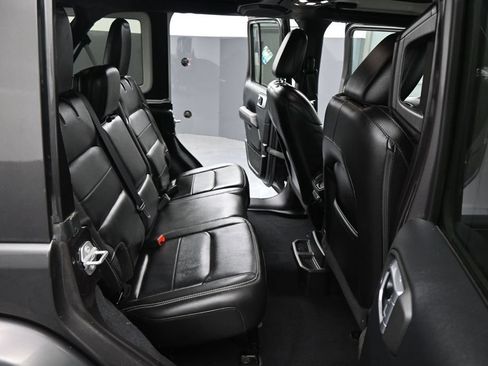 Used 2019 Jeep Wrangler Unlimited Sahara AWD/4WD image 3