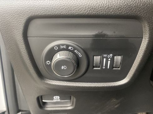 Used 2023 Jeep Grand Cherokee Limited w/ Luxury Tech Group II AWD/4WD image 19