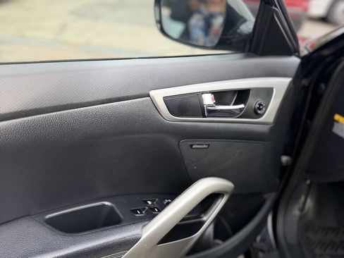 Used 2013 Hyundai Veloster w/ Style Pkg image 11