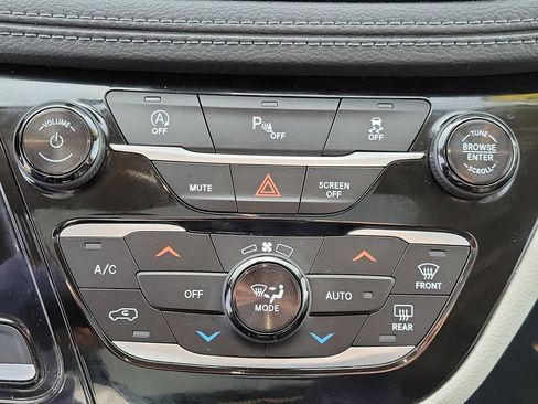 Used 2018 Chrysler Pacifica Limited w/ Tire & Wheel Group image 33