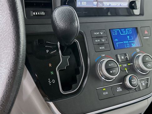 Used 2016 Toyota Sienna LE image 23